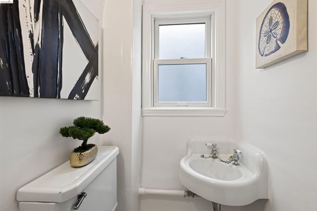 3996 Oakmore Rd, Oakland, CA 94602