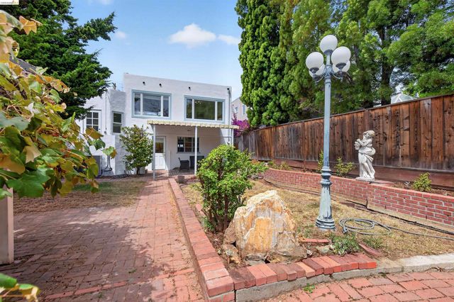 3996 Oakmore Rd, Oakland, CA 94602