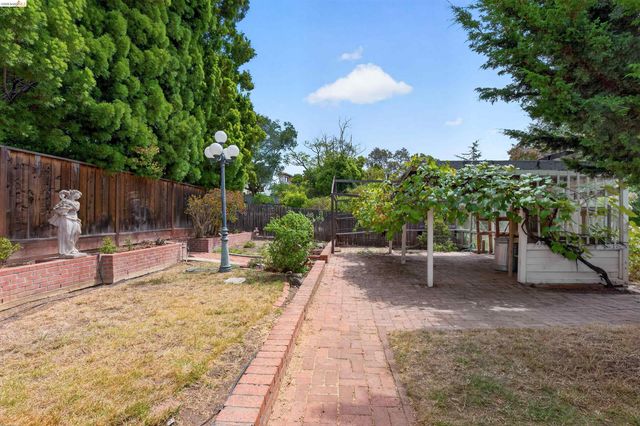 3996 Oakmore Rd, Oakland, CA 94602