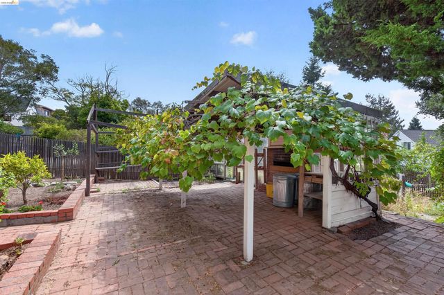 3996 Oakmore Rd, Oakland, CA 94602
