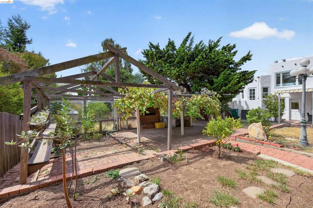 3996 Oakmore Rd, Oakland, CA 94602