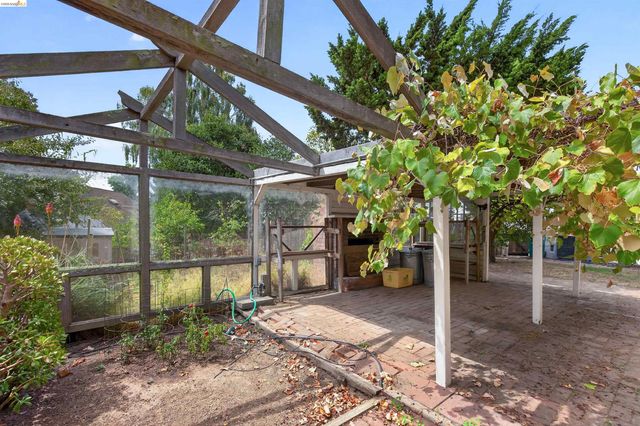 3996 Oakmore Rd, Oakland, CA 94602