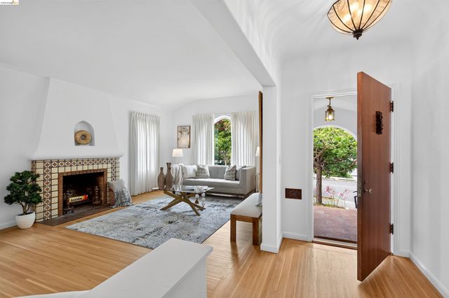 3996 Oakmore Rd, Oakland, CA 94602