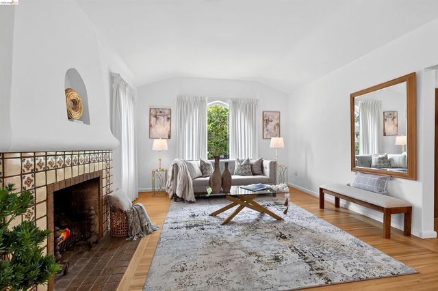 3996 Oakmore Rd, Oakland, CA 94602