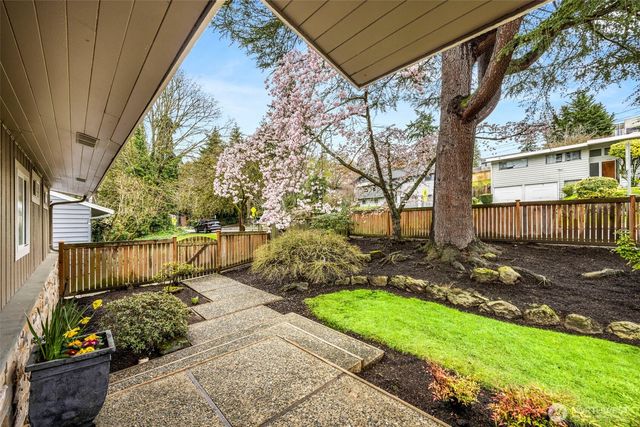231 105th Avenue SE, Bellevue, WA 98004