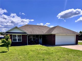 823 S Pittsburg Avenue, Russellville, AR 72802