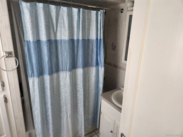 34 Oakland Street, Hempstead, NY 11550