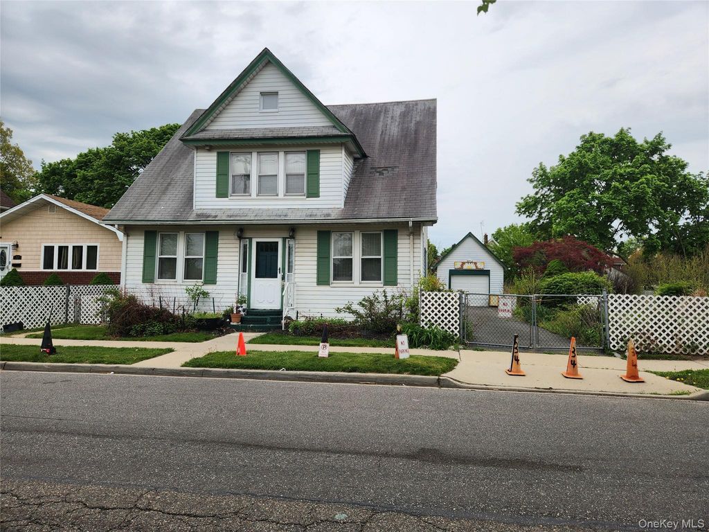 34 Oakland Street, Hempstead, NY 11550