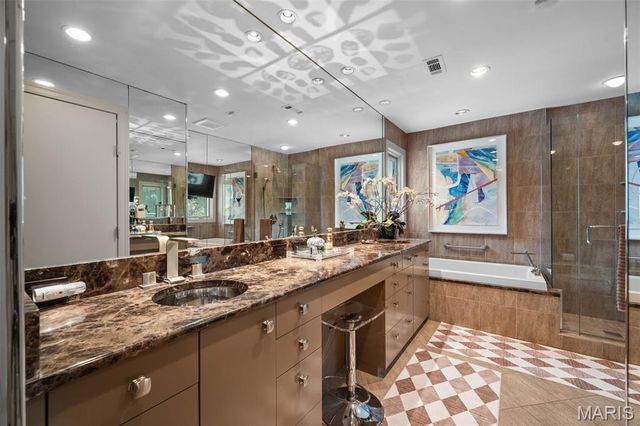 233 Brooktrail Court, Creve Coeur, MO 63141