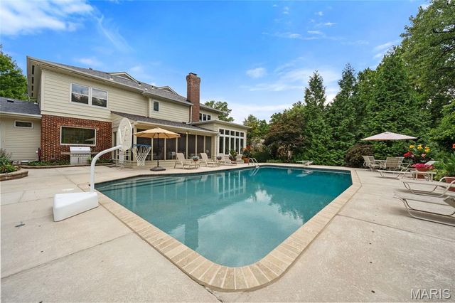 233 Brooktrail Court, Creve Coeur, MO 63141