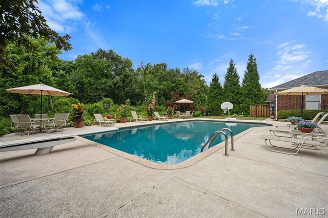 233 Brooktrail Court, Creve Coeur, MO 63141