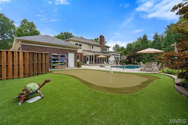 233 Brooktrail Court, Creve Coeur, MO 63141