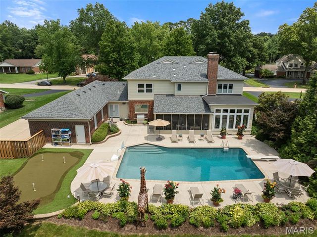 233 Brooktrail Court, Creve Coeur, MO 63141