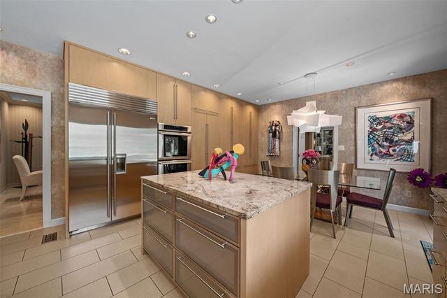 233 Brooktrail Court, Creve Coeur, MO 63141