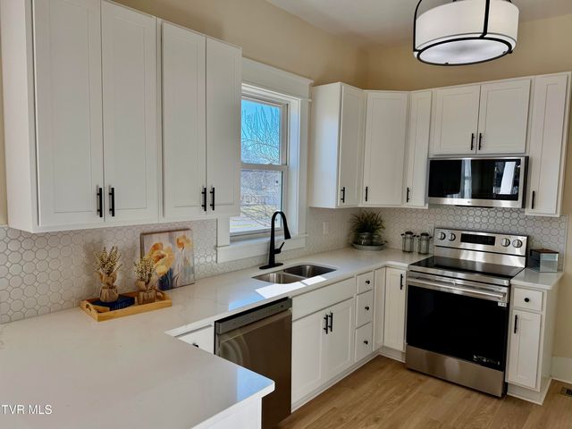 908 Weaver Pike, Bristol, TN 37620