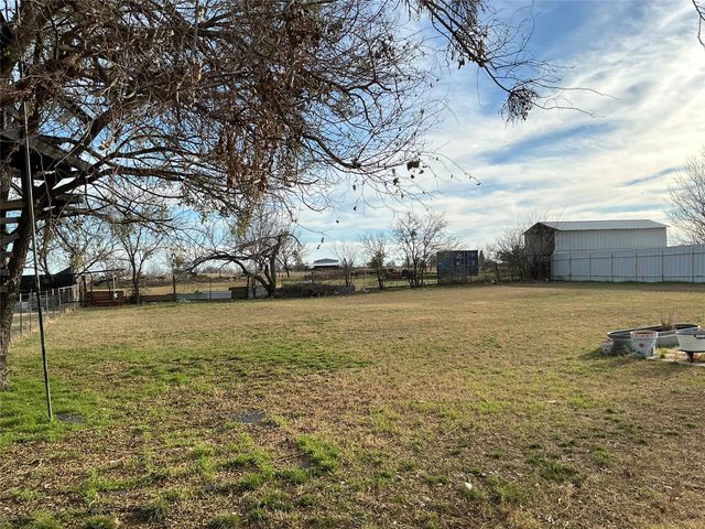 1502 E Highland Avenue, Comanche, TX 76442