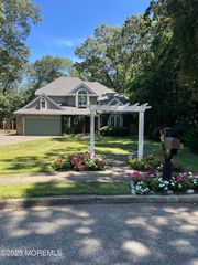 13 Colton Court, Bayville, NJ 08721
