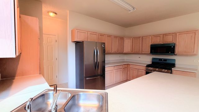 7 Blue Stem Court, Streamwood, IL 60107