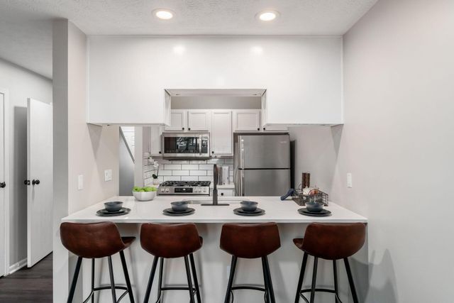 4644 Hobson Drive, 13D, Columbus, OH 43228