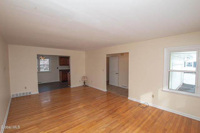 4 Rustyville Road, Colonie, NY 12211