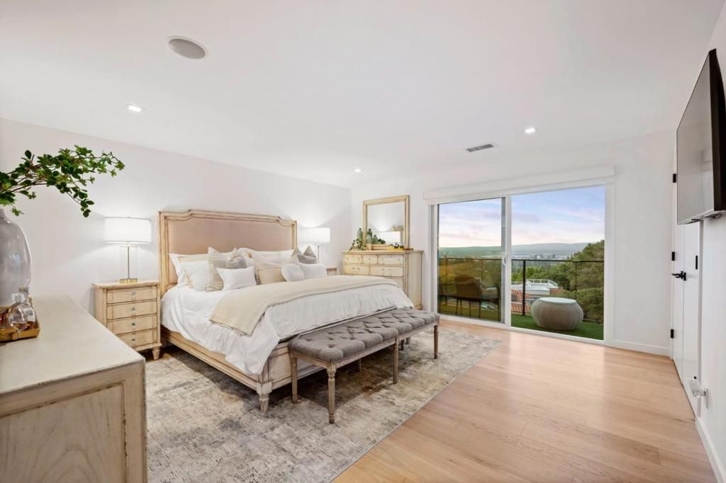 Image 16 of property listing at 2620 Summit Drive, Burlingame, CA 94010