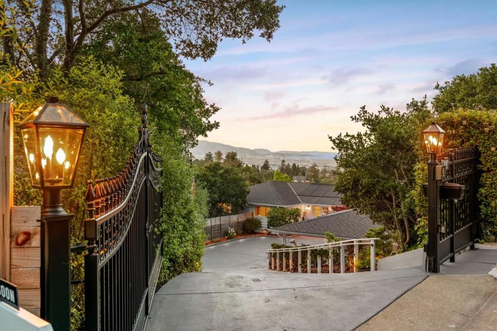 Image 22 of property listing at 2620 Summit Drive, Burlingame, CA 94010