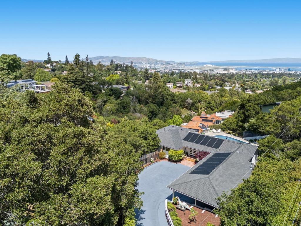 Image 23 of property listing at 2620 Summit Drive, Burlingame, CA 94010