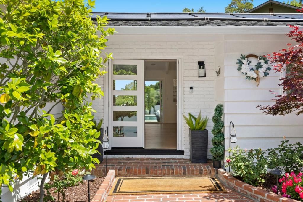 Image 3 of property listing at 2620 Summit Drive, Burlingame, CA 94010