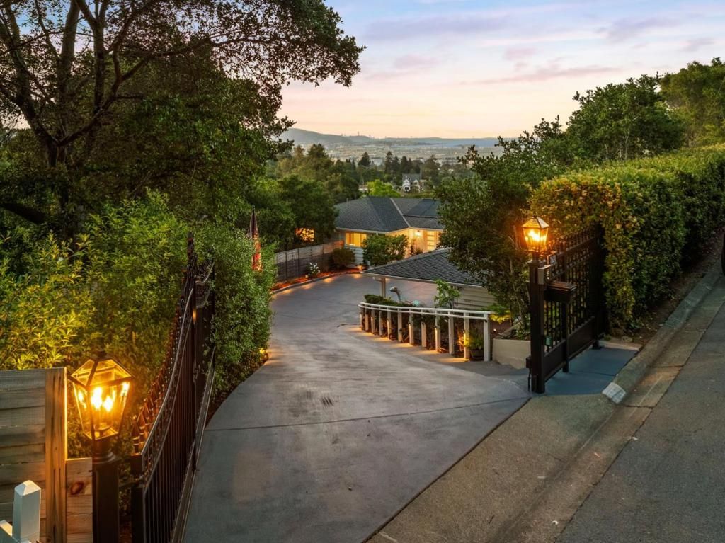 Image 7 of property listing at 2620 Summit Drive, Burlingame, CA 94010