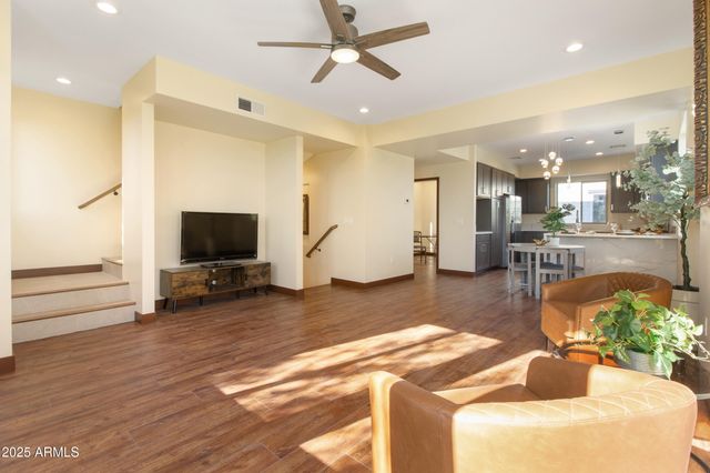 2014 W LAWRENCE Road, Phoenix, AZ 85015