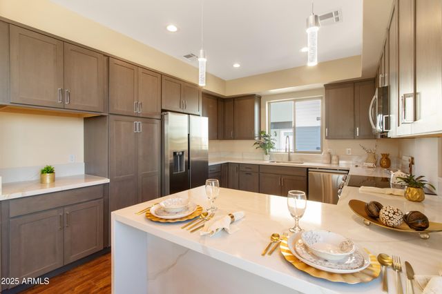 2014 W LAWRENCE Road, Phoenix, AZ 85015