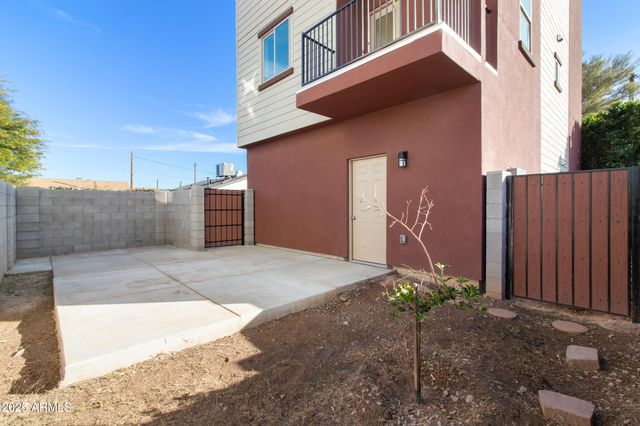 2014 W LAWRENCE Road, Phoenix, AZ 85015