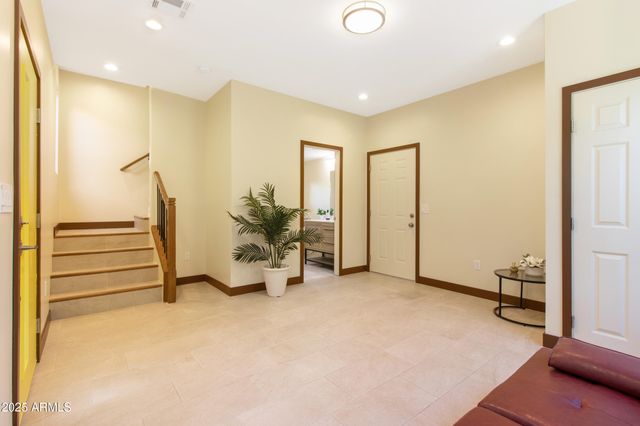 2014 W LAWRENCE Road, Phoenix, AZ 85015