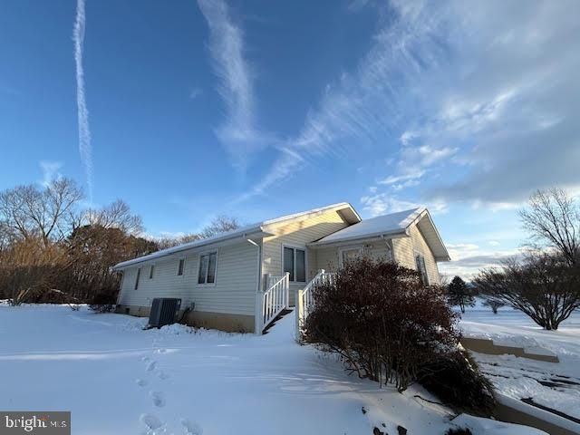 225 KEEPSAKE DR, Falling Waters, WV 25419