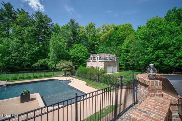 7 Towline Lane, Clifton Park, NY 12065