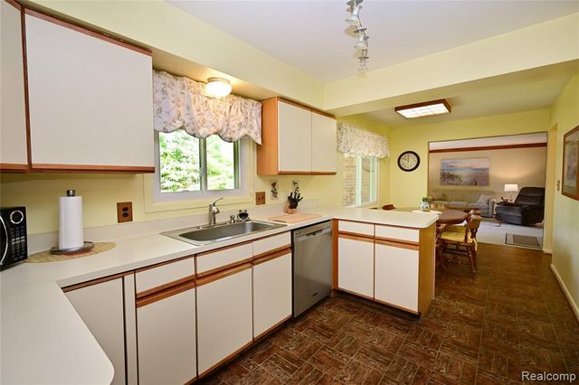 5888 Pentland Road, Bloomfield Hills, MI 48301