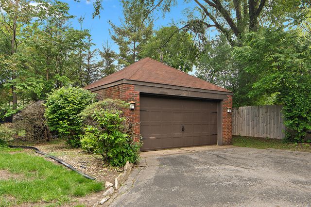 829 Gardner Road, Flossmoor, IL 60422