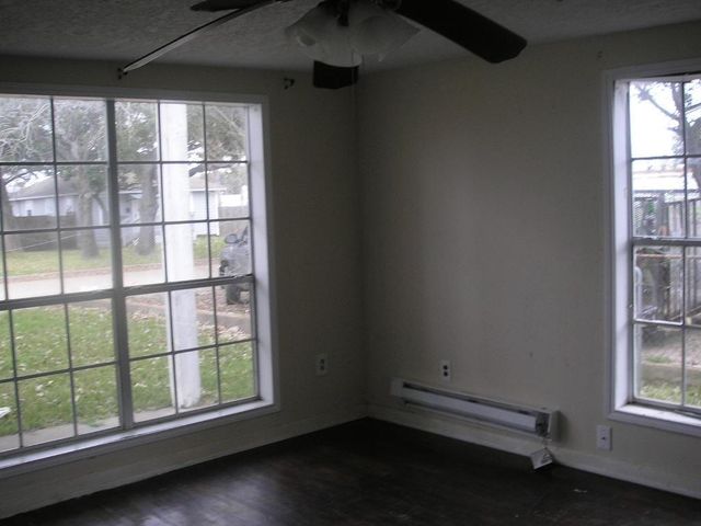 809 8th Avenue N, Texas City, TX 77590