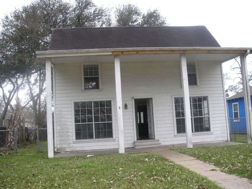 809 8th Avenue N, Texas City, TX 77590