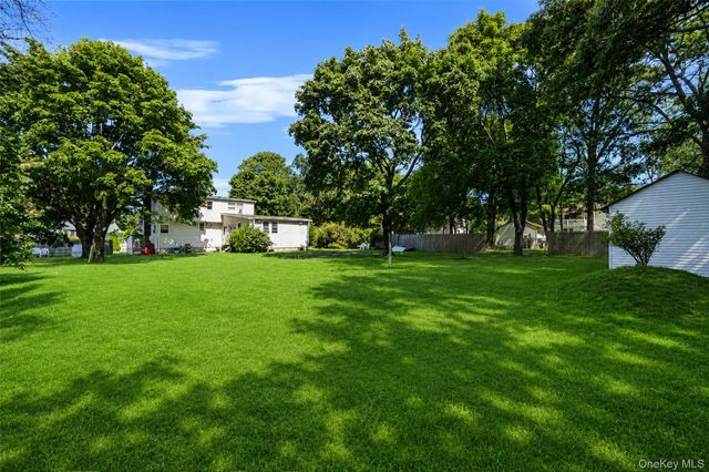 1641 E 3rd Avenue, Bay Shore, NY 11706