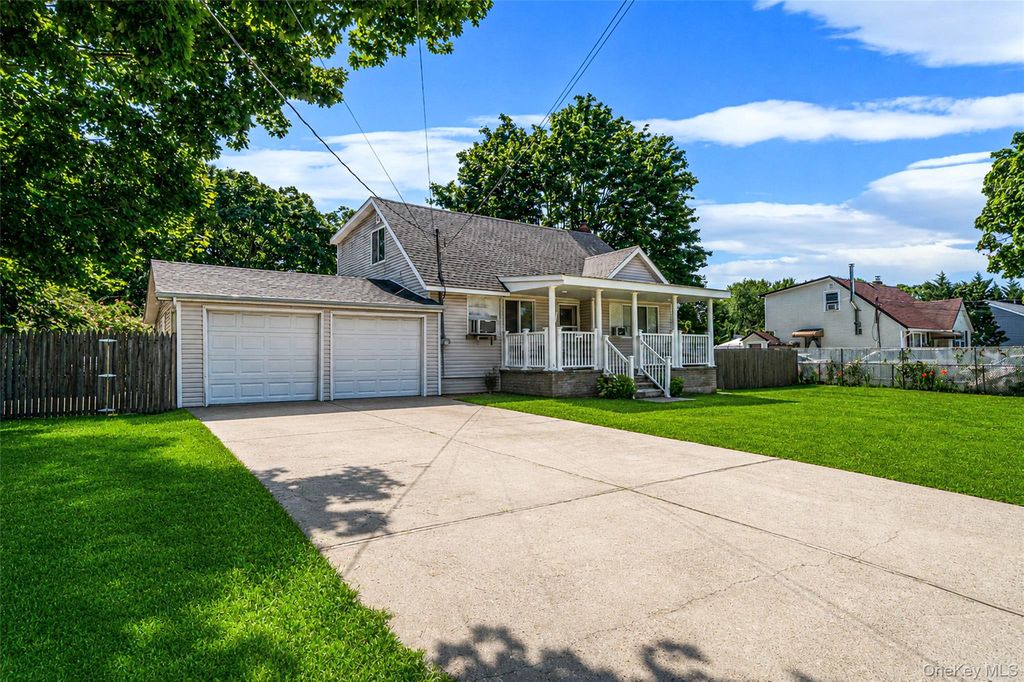 1641 E 3rd Avenue, Bay Shore, NY 11706