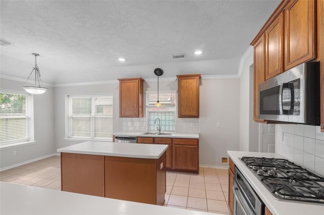 95 E Whistlers Bend Circle, The Woodlands, TX 77384