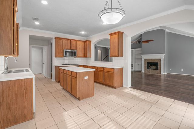 95 E Whistlers Bend Circle, The Woodlands, TX 77384