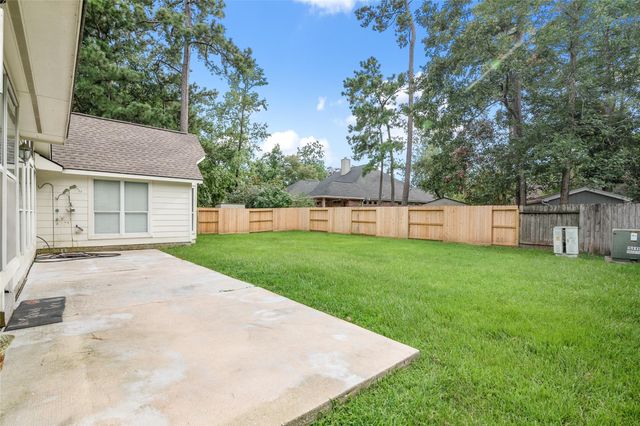 95 E Whistlers Bend Circle, The Woodlands, TX 77384