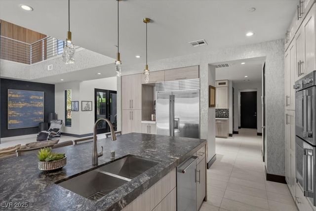 5 HIGHLAND COVE Lane, Henderson, NV 89011