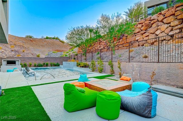 5 HIGHLAND COVE Lane, Henderson, NV 89011