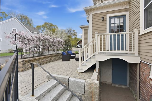 92 North Street 92, Medfield, MA 02052