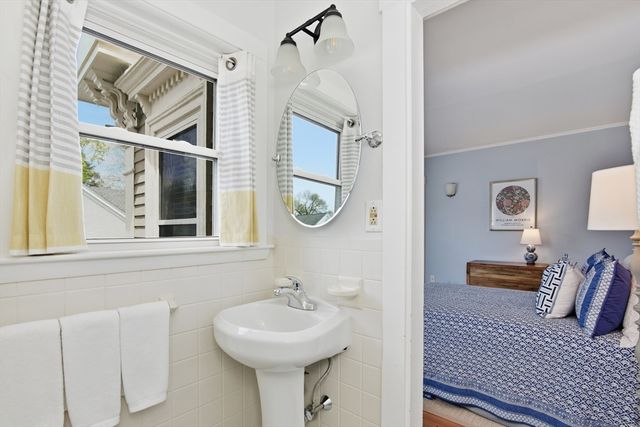 92 North Street 92, Medfield, MA 02052