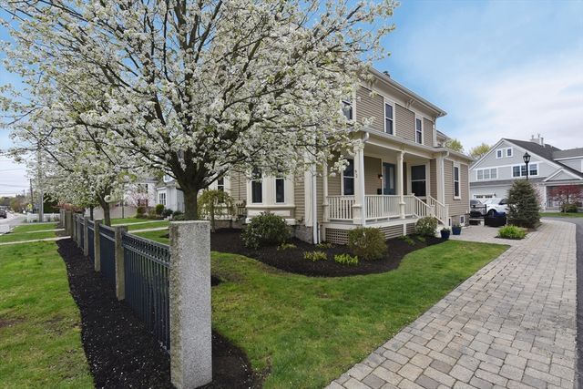 92 North Street 92, Medfield, MA 02052