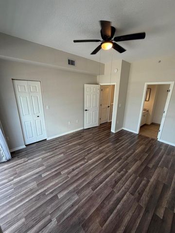 5220 W KENNEDY BOULEVARD, Tampa, FL 33609